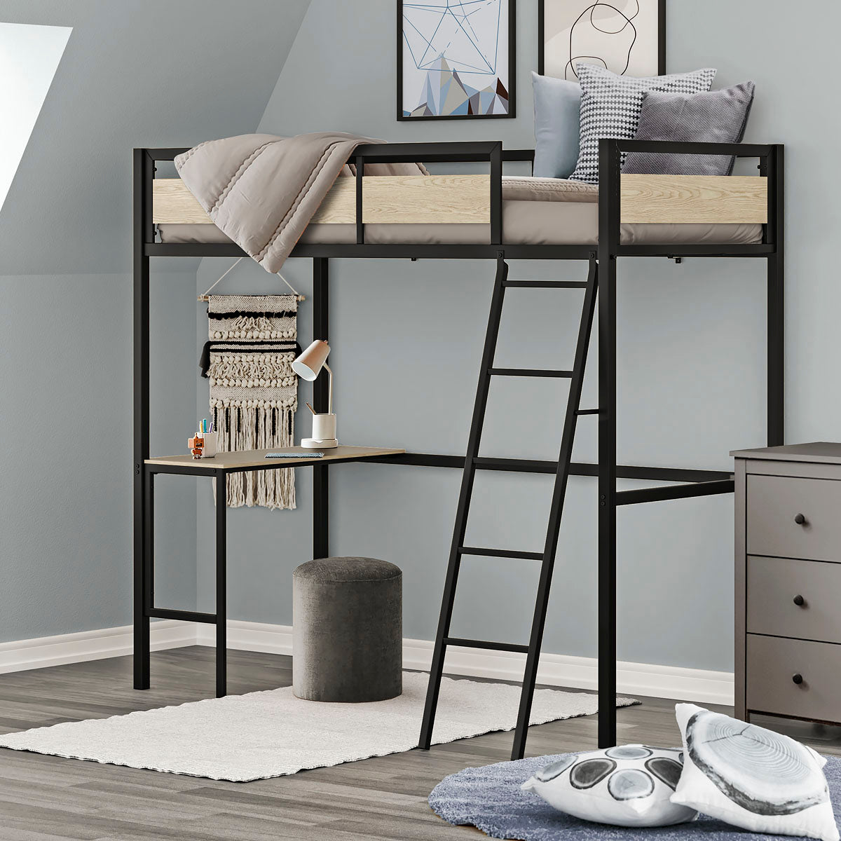 Lit mezzanine 90x190 cm en métal noir avec bureau intégré en bois clair et échelle inclinée, aménagé dans une chambre d’enfant ou ado au style contemporain. Parfait pour optimiser l’espace avec un coin travail pratique et design.