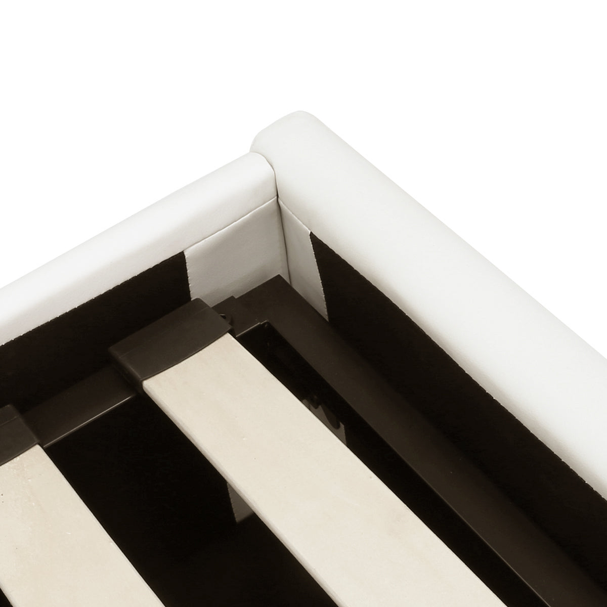 Détail du sommier du lit plateforme LANCE 140x190 cm avec coffre de rangement en finition PU blanche