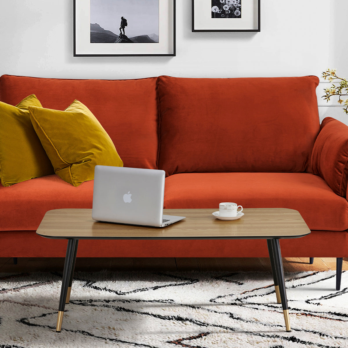 Vue d’ambiance de la table basse rectangulaire MATIS dimensions 110 x 60 cm en finition mélaminé imitation chêne avec le canapé YORK 3 places en finition tissu velours terracotta