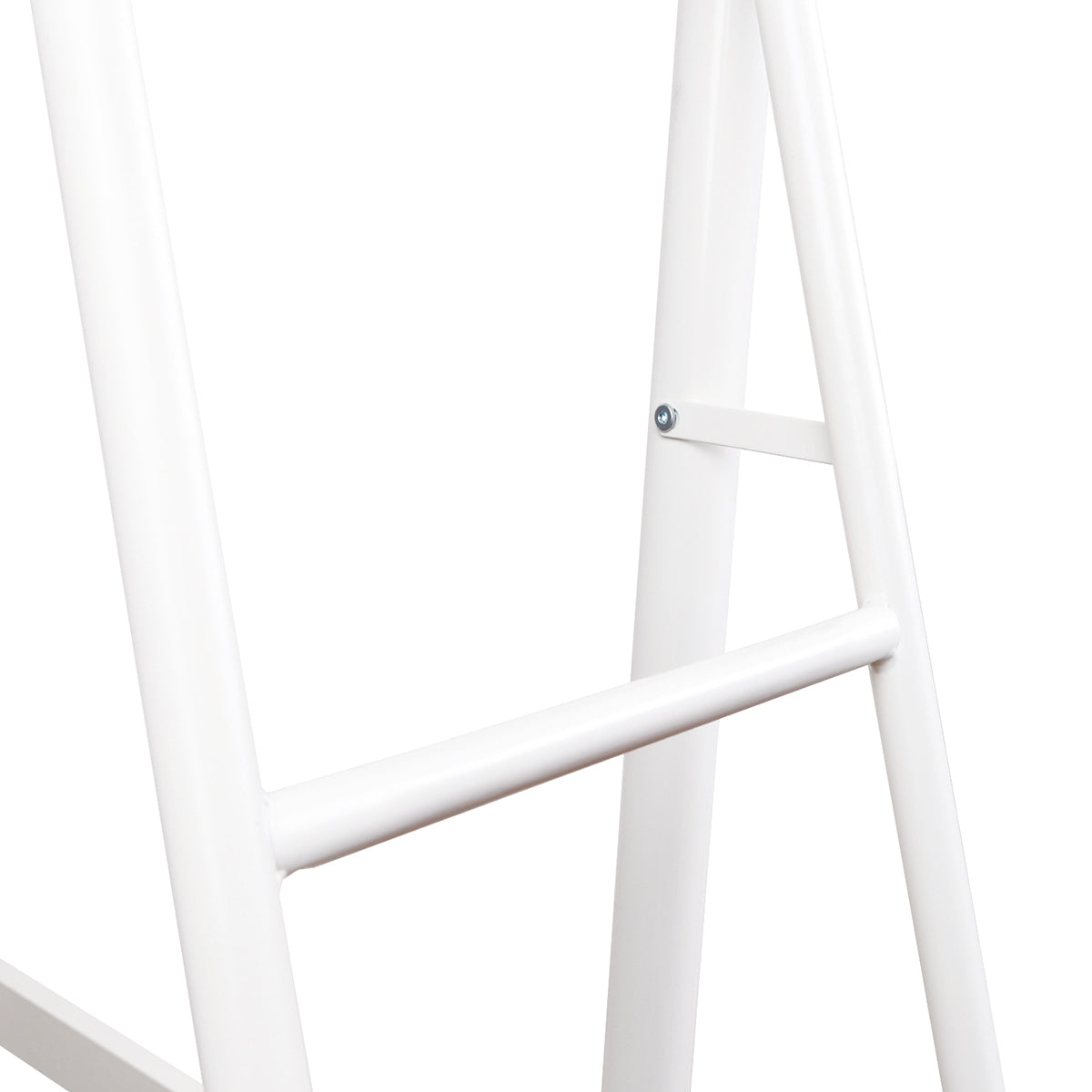 Détail de l’échelle en métal blanc du lit mezzanine ROZE avec bureau 90x190 cm en finition tissu gris et métal blanc